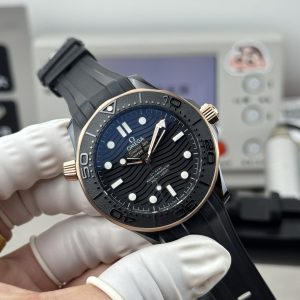 Alternative view of OR-Omega Seamaster / "8806 Monobloc Caliber" with fish scale pattern / 55-hour power reserve / ceramic case.